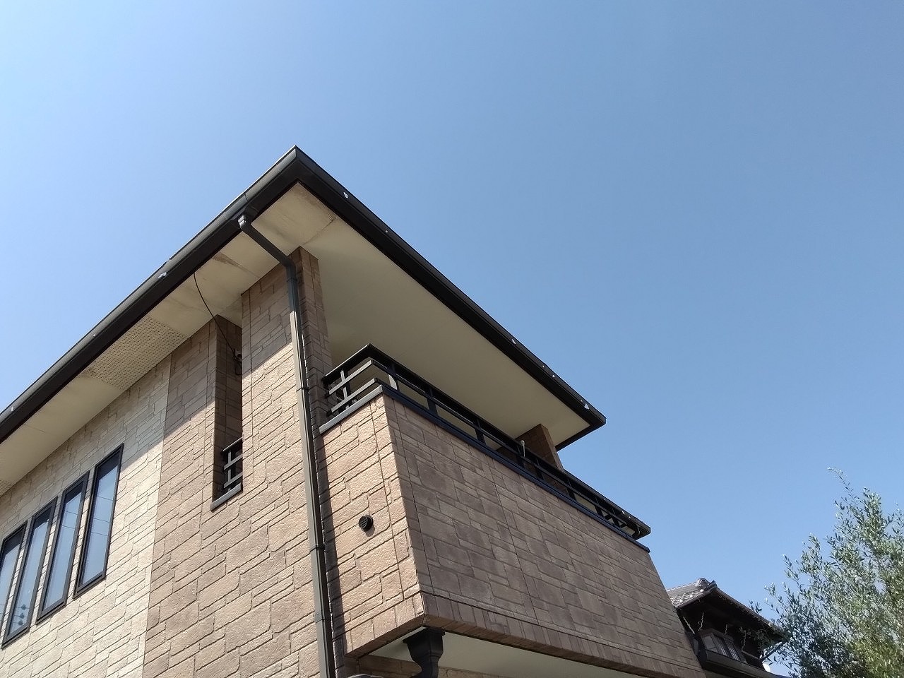 姫路市　雨樋(角樋)に貫通と軒天に雨染み